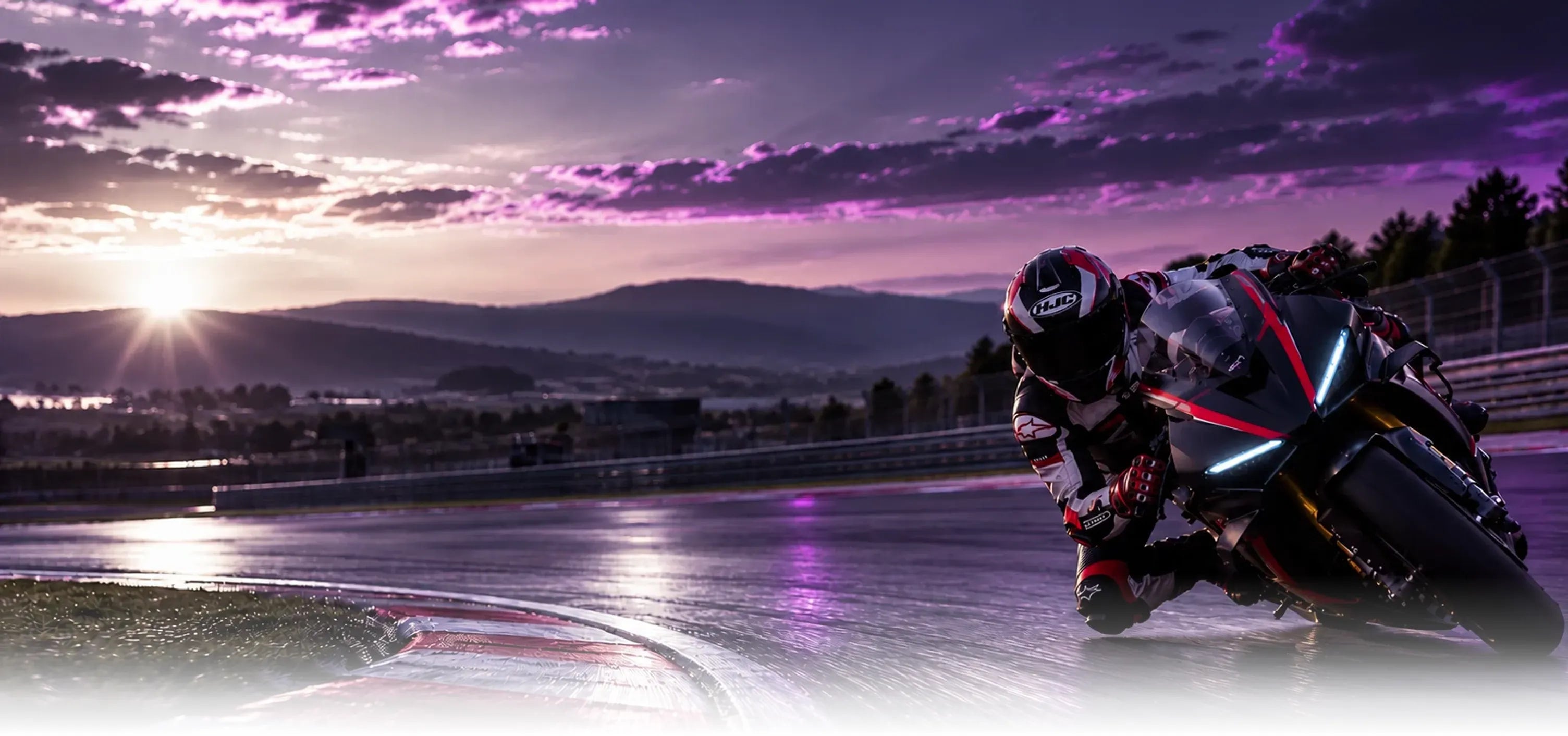 Motociclista Sondera Project in curva al tramonto